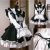 Mustavalkoinen maid-cosplayasu esiliinalla