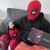 Spider-Man-cosplaynaamio sähköisillä silmillä