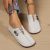 Naisten slip-on-kengät nappiyksityiskohdalla