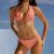 Paljettibikinit topilla ja shortseilla